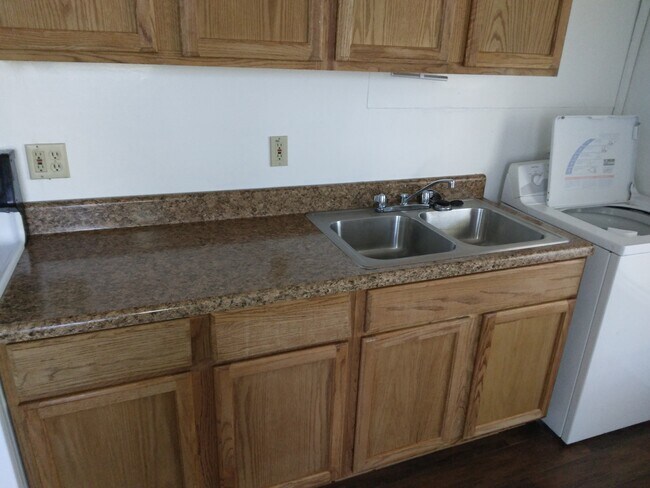 Building Photo - 7 Bank St