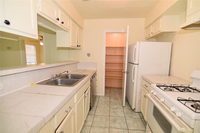 Building Photo - 8916 Carousel Ln