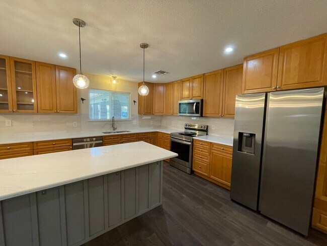 Foto del edificio - Available Now! *No Pets* Completely Renova...