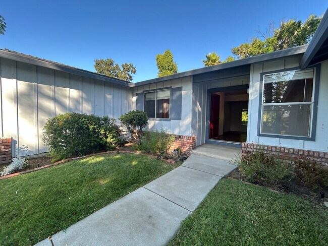 Building Photo - Updated 4-Bedroom Single-Story Home in Con...