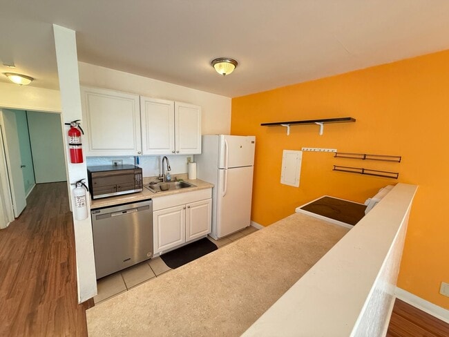 Building Photo - Beautiful 2 Bedroom in the Gated Makaha Valley Plantation.