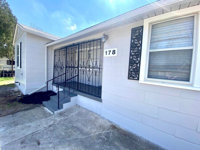 Foto del edificio - 178 Sweetbriar Ave