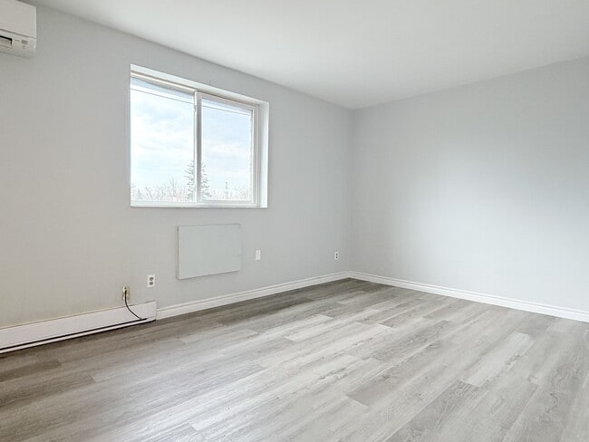 Building Photo - 471 Tecumseh Rd W