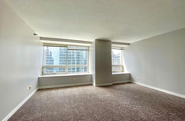 Building Photo - 512 N McClurg Ct