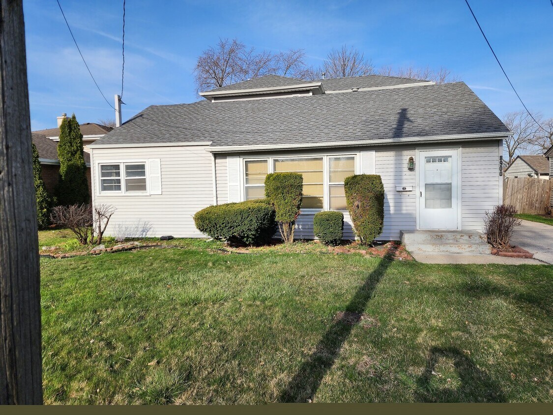 8900 S 55th Ave, Oak Lawn, IL 60453 House Rental in Oak Lawn, IL