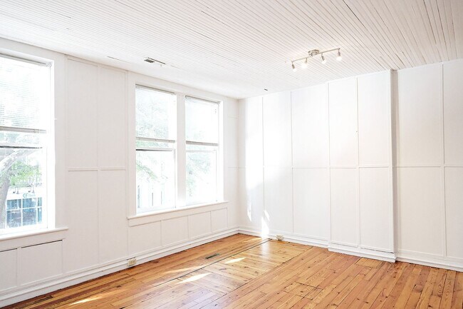 Building Photo - Charming Downtown Charlottesville Apartmen...