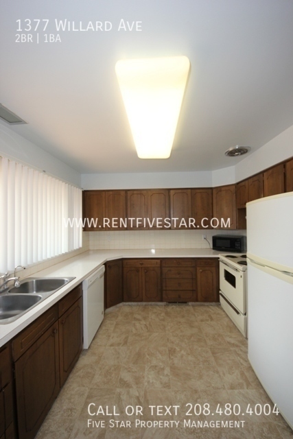 Building Photo - Adorable Duplex Apartment Available! This ...