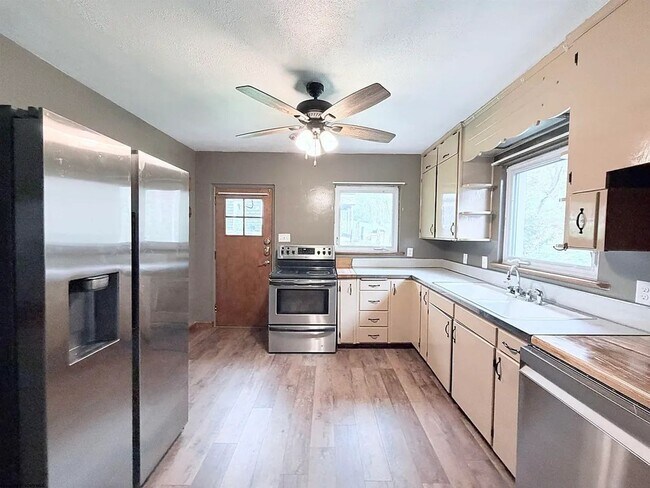 Foto del edificio - Large 4 Bedroom Home Near WVU, Hospitals & Downtown Morgantown