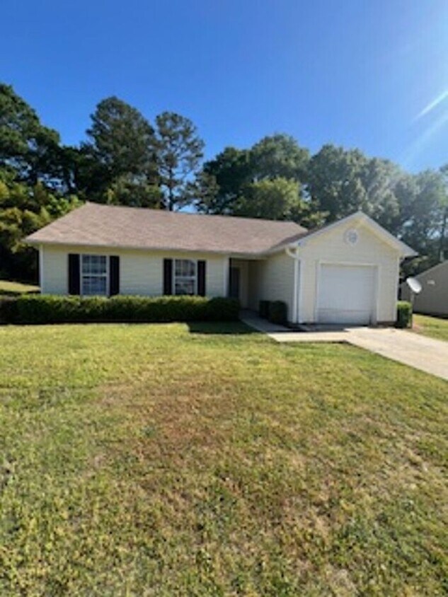 Primary Photo - Modern Updates! 4 Bed/2 bath Single Family...