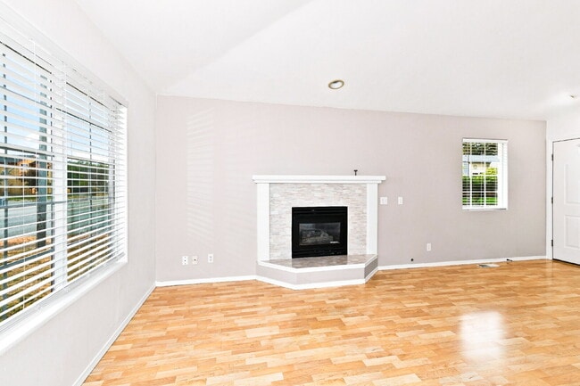 Building Photo - Freshly Updated 4BR Home with Fully Fenced Yard in Monroe- Available NOW for RENT!