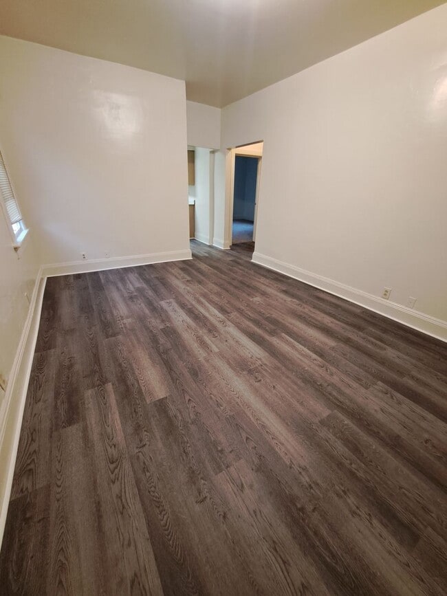 Building Photo - 3BR 1BA Duplex unit
