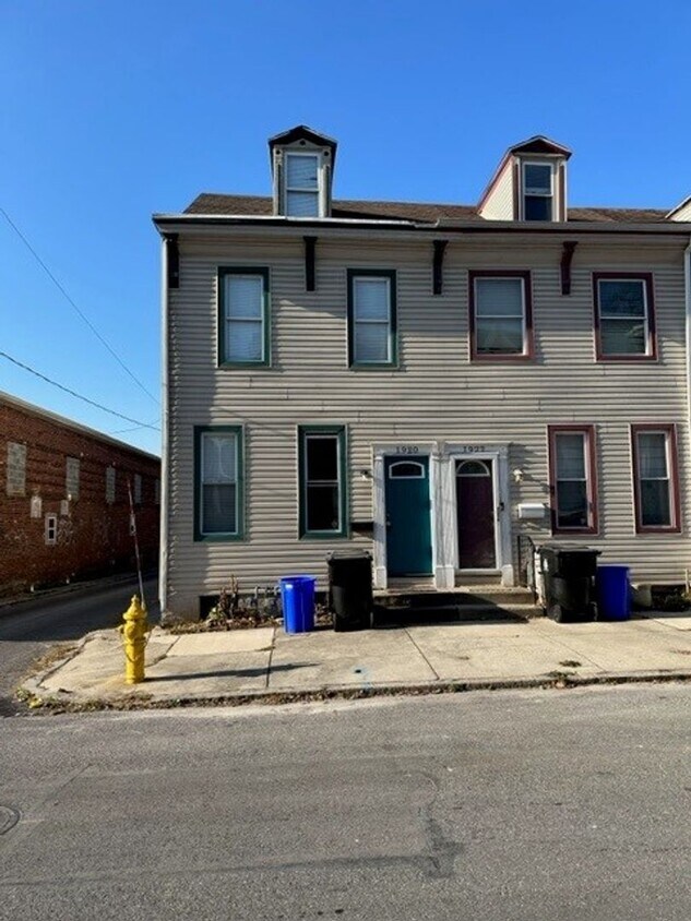 Primary Photo - 3 Bedroom 2.5 Bath Property For Rent In Ha...
