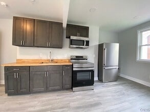Building Photo - 123 Barlow St
