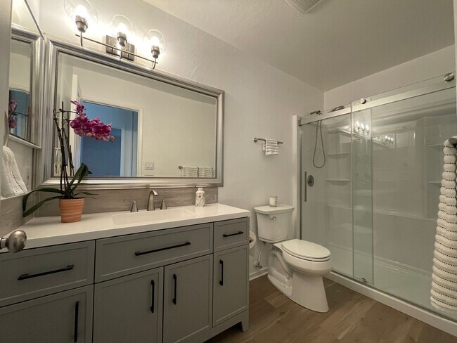 Foto del edificio - Completely Remodeled Top Floor