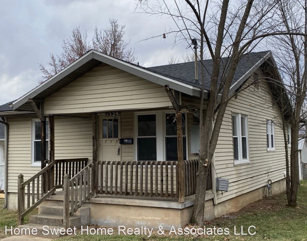 2 br, 1 bath House 1329 W Elm St House Rental in Springfield, MO
