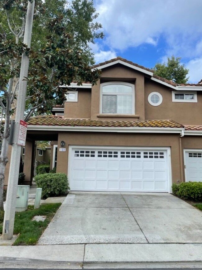 Building Photo - Beautiful 4 bedroom/ 3 full bath townhome ...