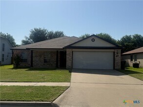 Building Photo - 1402 Saddle Dr