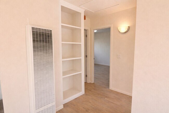 Foto del edificio - Recently Renovated, Single-Level 2-Bedroom Apartment with Small Fenced Yard.