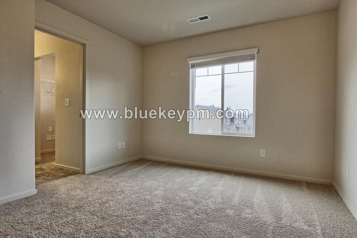 Foto principal - 3 Bed, 2.5 Bath Townhome in East Vancouver