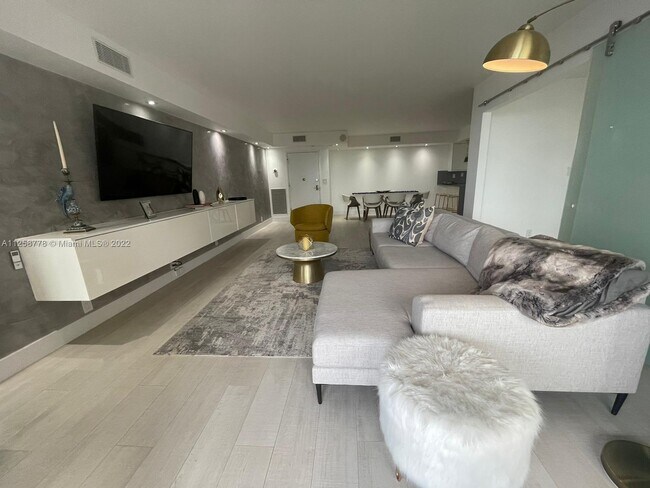 Foto del edificio - 1111 Crandon Blvd