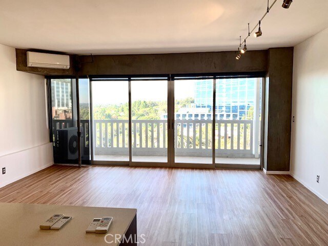 Building Photo - 999 N Doheny Dr