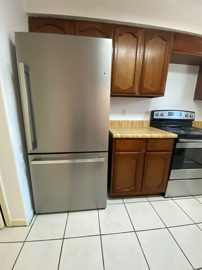 Building Photo - 7846 Green Lawn Dr