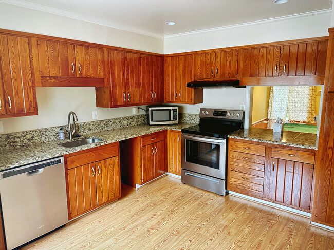 Kitchen - 8 Sangamore Ct