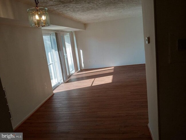 Building Photo - 7613 Fontainebleau Dr