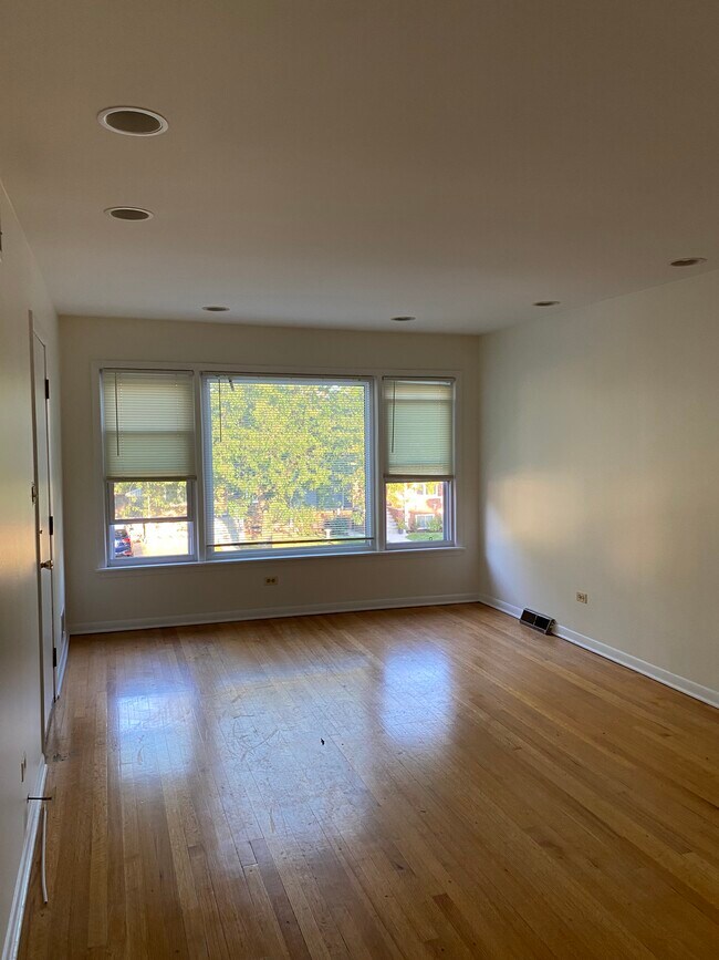 Foto del edificio - 3734 Ridgeland Ave