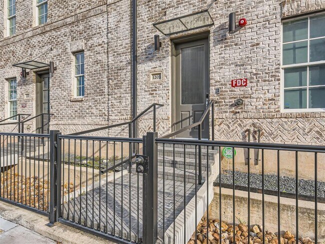 Building Photo - 1203 Town Creek Dr