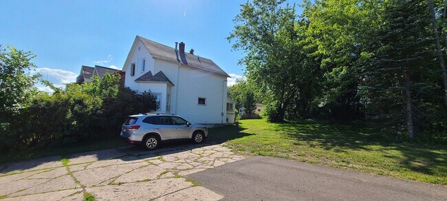 Building Photo - 1027 E 9th St