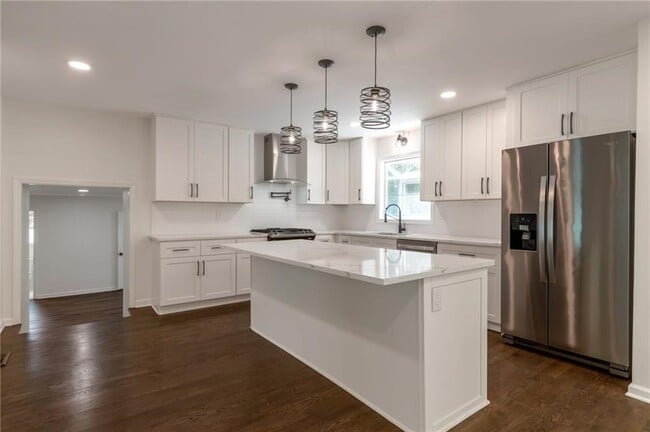 Building Photo - 3480 Tanbark Ct NE