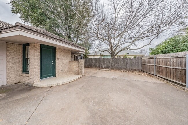 Building Photo - COOMING SOON! Prime Location in Overton We...