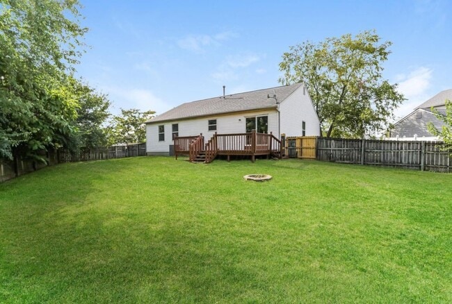 Patio trasero completamente cercado - 4381 Alderson Ct