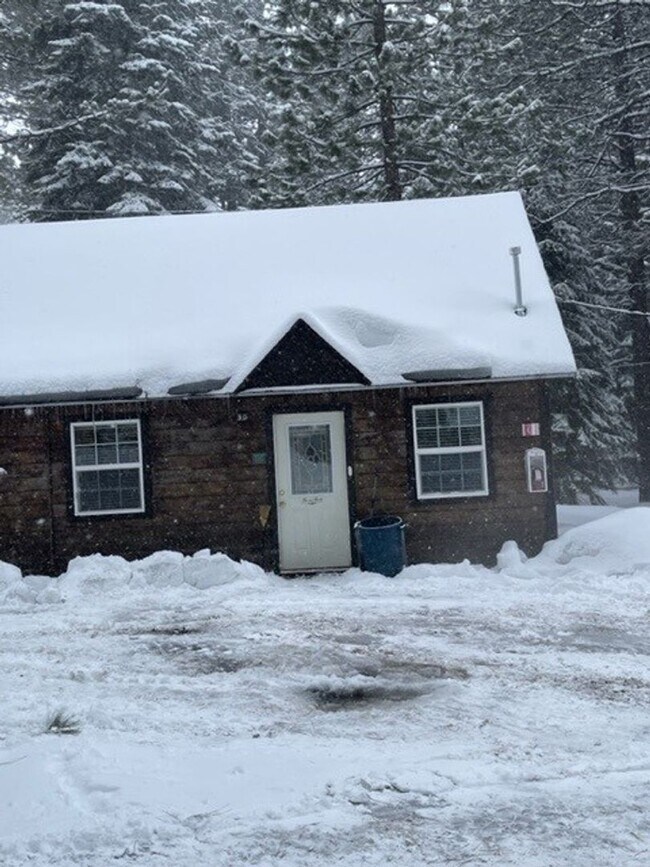 Foto del edificio - Very Cute Cozy Cabin Style 1BD 1BA Duplex!!! Available on 4/6/26