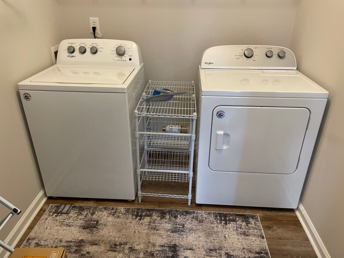 Nice laundry room - 216 Pointe Cir