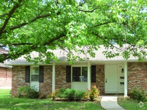 Building Photo - 814 S Fairview Rd