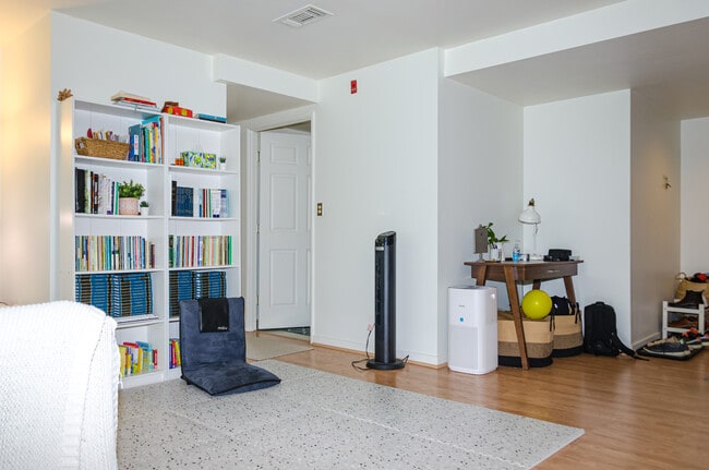 Building Photo - 173 Oak St