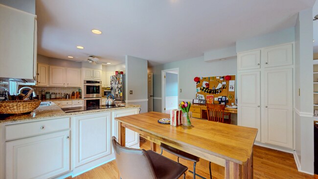 Foto del edificio - Beautiful Colonial Cape with Fireplace, De...