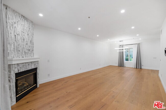 Building Photo - 851 N San Vicente Blvd