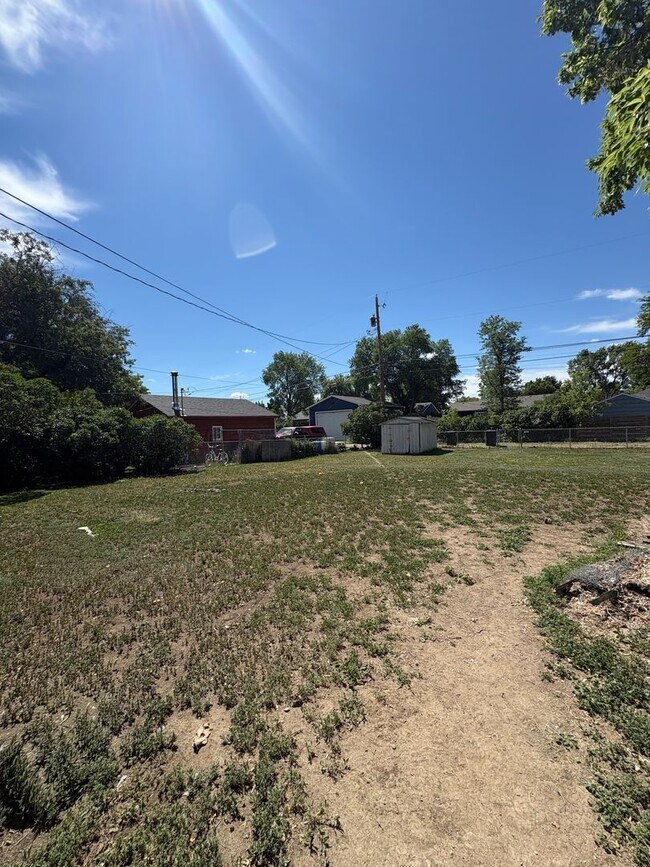 Building Photo - Spacious 4 bed 2 Bath Centrally Located