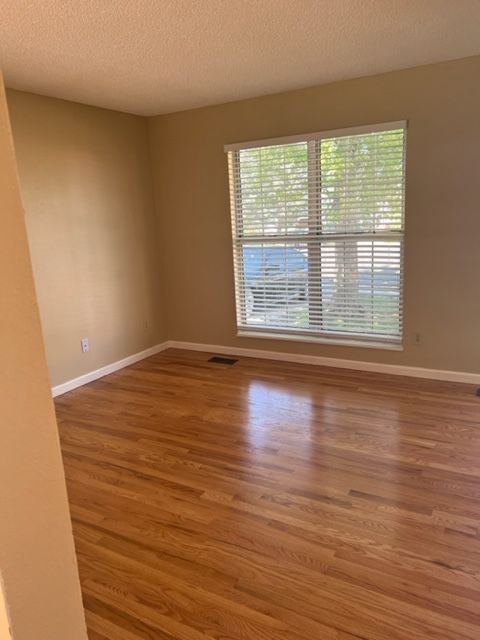 Building Photo - Spacious 3Bed Tri-Level in Sunstream in We...