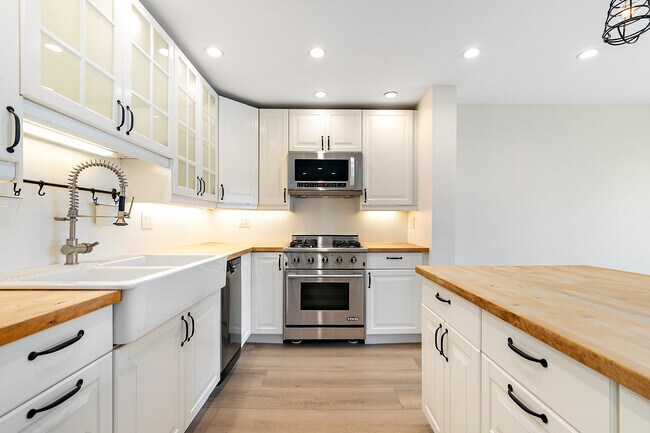 Photo - 1600 Ardmore Ave Apartment