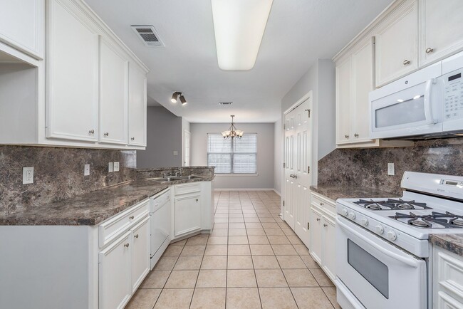 Building Photo - AVAILABLE AUGUST 2026 - Charming 3 bed/ 2 ...