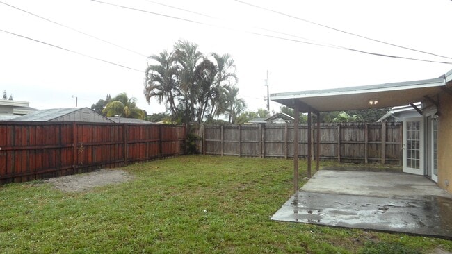 Foto del edificio - Single-Family Home – 4BR/2BA – Corner Lot, Large Fenced Yard, NO HOA