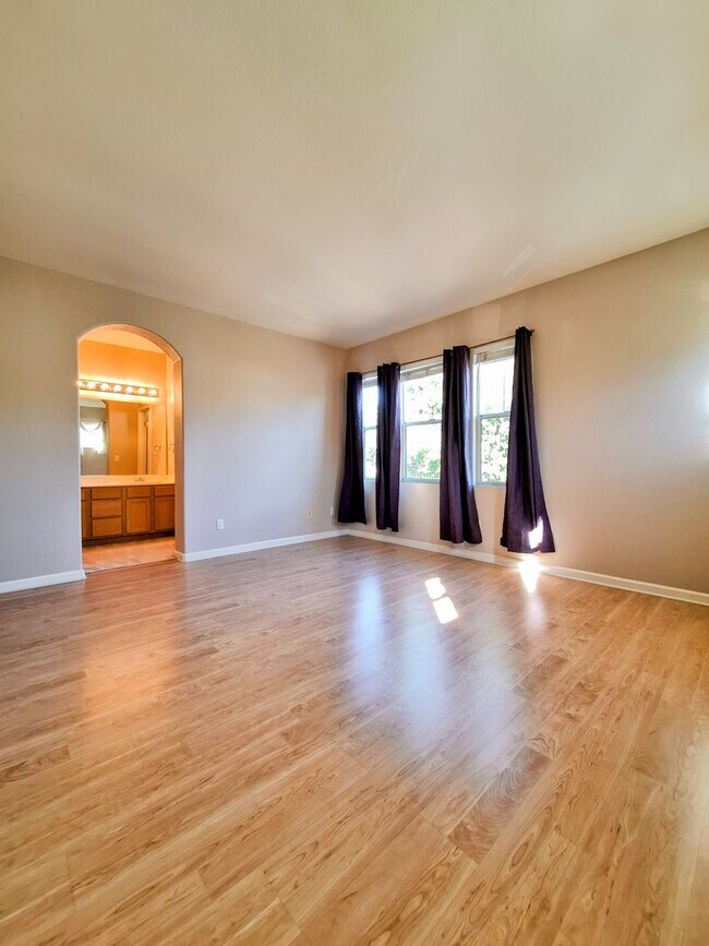 Foto del edificio - Beautiful 2-Story 2-Bd Condo With Attached...