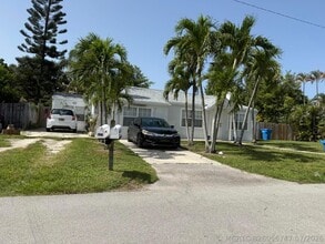 Building Photo - 407 W Palm St