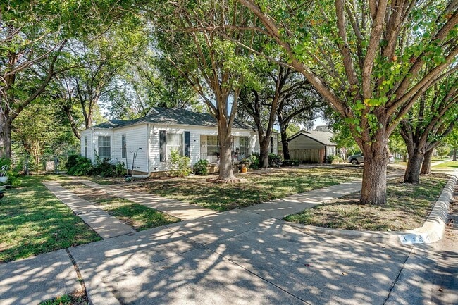 Foto del edificio - Classic 4 Bed, 2 Bath Home in the Heart of...