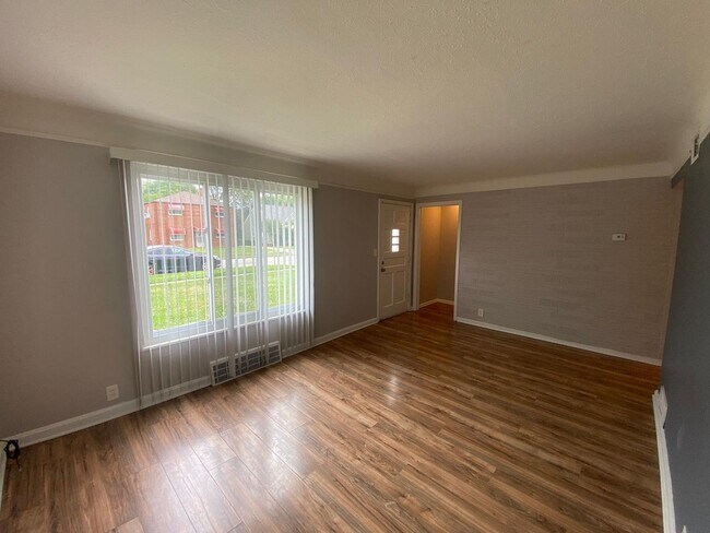 Foto del edificio - Spacious Single-Family Home for Rent in Euclid — Great Location & Ready to Move In!