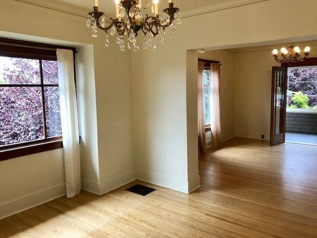 Building Photo - Queen Anne Home